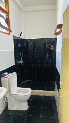 Un baño de The Point Mirissa