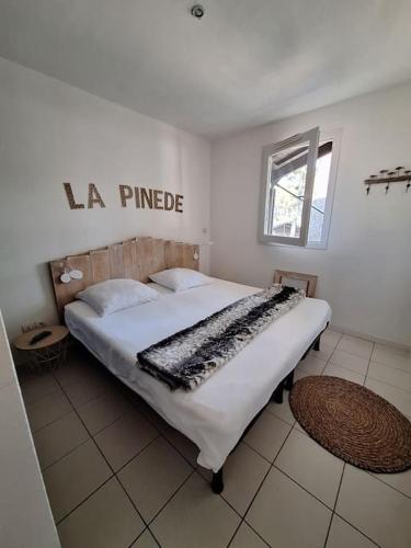 - une chambre avec un grand lit et un panneau mural dans l'établissement Chalet lacanau, à Lacanau