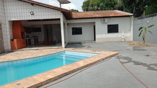 Bazén v ubytování MAURA · Casa com piscina e churrasqueira 2 suítes+3quartos nebo v jeho okolí