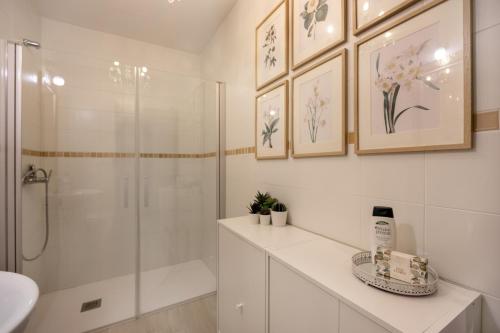 エル・プエルト・デ・サンタマリアにあるExclusivo Apartamento En Palacioのシャワーと洗面台を備えた白いバスルーム