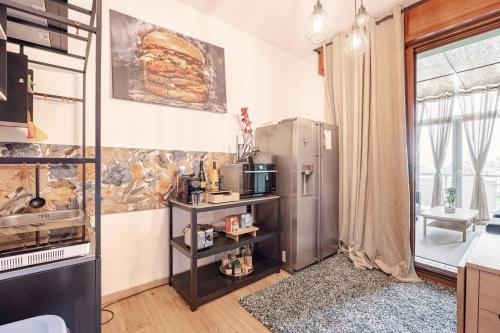 カルデラーラ・ディ・レーノにあるFlytosuite,it 25 POSTI LETTO per viaggiatori Aeroporto Concerti Stadioの部屋にステンレス製の冷蔵庫を備えたキッチン