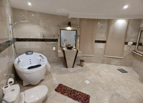 a large bathroom with a toilet and a sink at شقق دولف in Hafr Al Baten