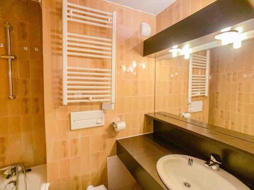 une salle de bain avec un lavabo et un miroir dans l'établissement BOR52 - BEAU T2 Rénové - pied des pistes- VAL CLARET, à Tignes