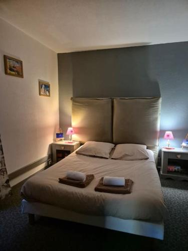 une chambre avec un grand lit avec deux serviettes dessus dans l'établissement BOR52 - BEAU T2 Rénové - pied des pistes- VAL CLARET, à Tignes