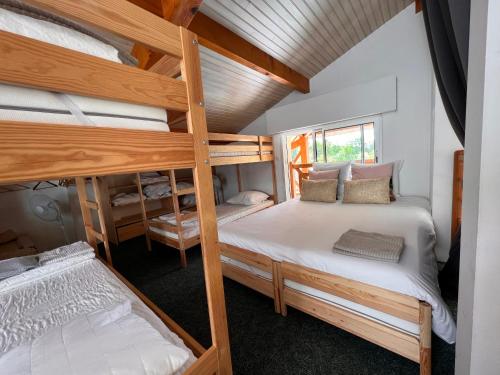 - une chambre avec 2 lits superposés dans une maison dans l'établissement Villa Bota Nova, à Sort-en-Chalosse