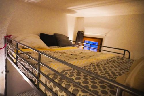 Ce lit superposé se trouve dans un dortoir doté d'une balustrade. dans l'établissement Le Patio 6 Personnes Piscine Barcarès village, au Barcarès