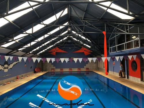 an indoor swimming pool with a large blue pool at Departamento Céntrico San Martin de los Andes in San Martín de los Andes