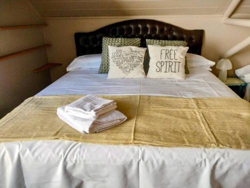 a white bed with towels and pillows on it at Departamento Céntrico San Martin de los Andes in San Martín de los Andes