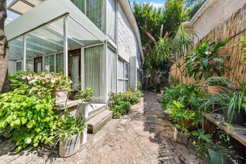 a house with plants on the side of it at 6號花園別墅酒店 Shenzhen No'6 Garden Villa --French Window with garden view,Close to Sea World &Shekou Ferry Port &K11 Ecoast &Subway Nearby ,Offer Western food and coffee &English speaking with tour services in Shenzhen