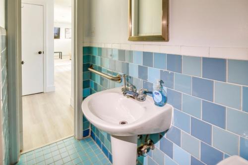 Koupelna v ubytování Pet-Friendly Norfolk Retreat about 7 Mi to Beach!