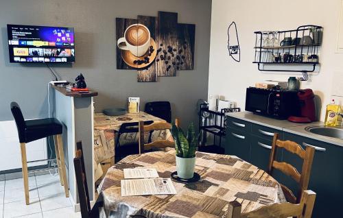 une chambre avec une table et une cuisine avec une table et des chaises dans l'établissement L'Arbre de Vy - T2 42m2 indépendant, 5 pers, garage, proche Gare, au Mans