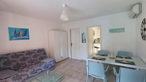 un salon avec un canapé et une table dans l'établissement Appartement dans villa à Valescure, à Saint-Raphaël