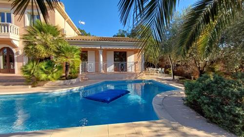 une piscine devant une maison dans l'établissement Appartement dans villa à Valescure, à Saint-Raphaël