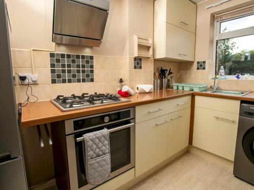 a kitchen with a stove and a sink at Dog-Friendly Haven Parking Prime Location - Pass the Keys in Lincoln