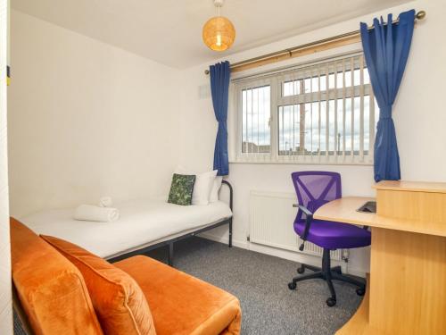 a room with a bed and a desk and a chair at Dog-Friendly Haven Parking Prime Location - Pass the Keys in Lincoln