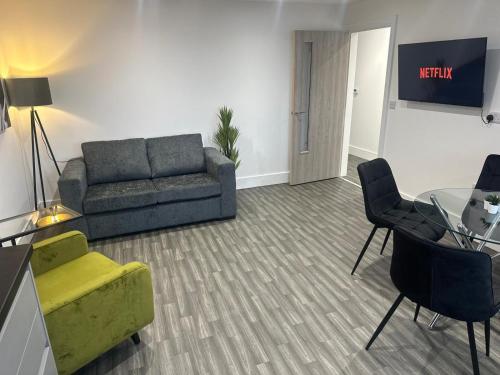 Ruang duduk di 2-Bedroom Gems - Travel Easily Between Cities