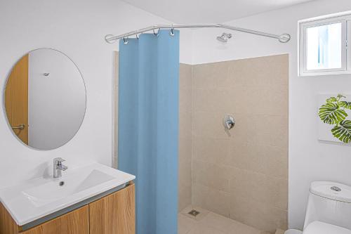 Upstay - 3BR New Condo in Jaco 5mins to Beachにあるバスルーム
