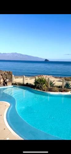 LazaretoにあるSol & Morna Vue sur mer imprenable!の海を背景にしたプール