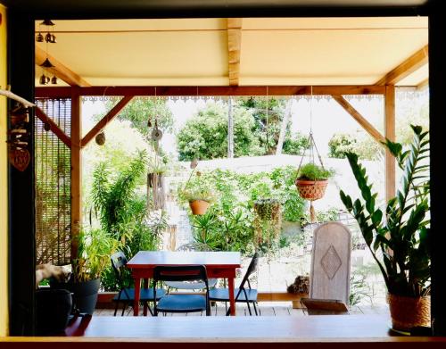 a patio with a table and chairs and plants at kaz à Nat - Chez L'Habitant in Saint-Louis