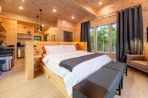Ένα ή περισσότερα κρεβάτια σε δωμάτιο στο Modern Treehouse! Cozy Hot Tub, Views & Firepit!
