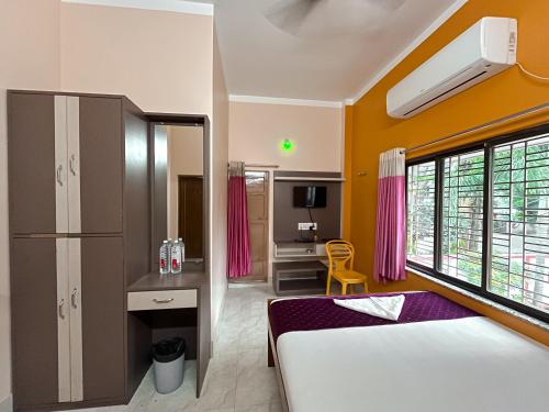 Ένα ή περισσότερα κρεβάτια σε δωμάτιο στο Kristi Guest House, Shantiniketan