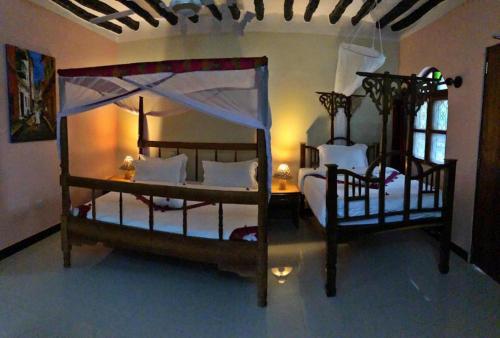 two twin beds in a bedroom at Pamas Boutique Hotel in Michamvi
