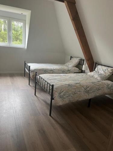 - 2 lits dans une chambre mansardée dans l'établissement Gîte Périgord 14 personnes avec piscine, à Rouffignac-Saint-Cernin-de-Reilhac