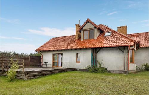 una casa blanca con un techo naranja en 1 Bedroom Cozy Home In Bytów, en Bytów