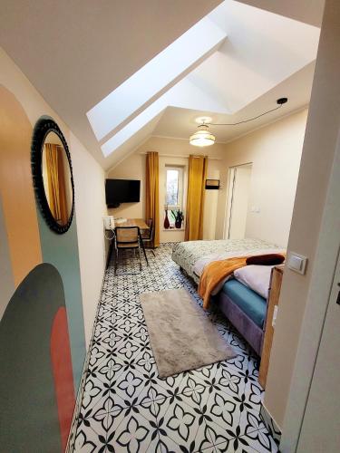 a hotel room with a bed and a television at Dom Gościnny Przy Szlaku Jeleni in Ustroń
