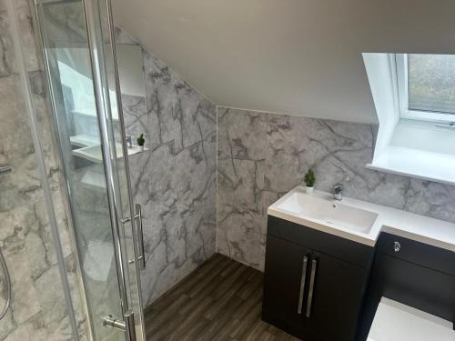 Koupelna v ubytování Modern 2-Bed Flat in Long Eaton with Free Parking