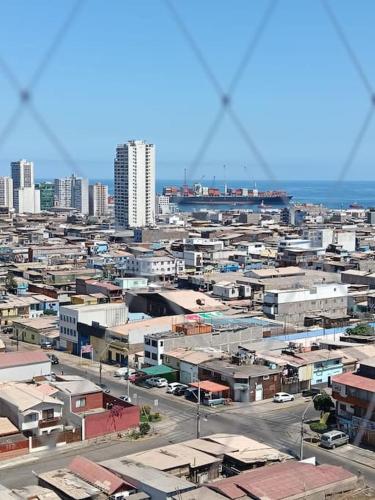 a view of a city with buildings and the ocean at Departamento familiar Iquique in Iquique