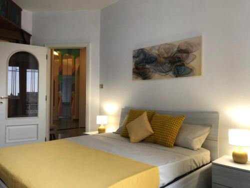 - une chambre avec un lit avec deux lampes et un tableau mural dans l'établissement Metro molinette panoramico con 6 posti letto, à Turin