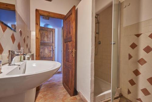 a bathroom with a white sink and a shower at Casa Vacanze Le Fornaci in Laterina