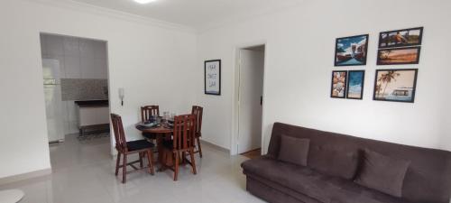 a living room with a couch and a table at Apartamento Pé na Areia - Caraguatatuba in Caraguatatuba