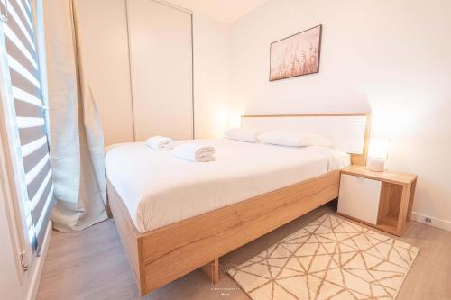 Cette petite chambre comprend un lit avec des draps blancs. dans l'établissement Disneyland-Paris, 6 pers, Wifi, Parking, à Chessy