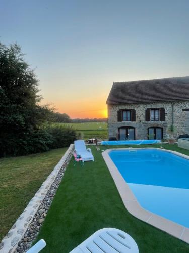 an image of a house with a swimming pool at Domaine Pâquerettes et Pïssenlits in Le Pommier