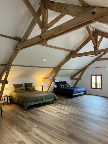 une chambre avec deux lits dans un grenier dans l'établissement Charmante Maison, à Ardentes