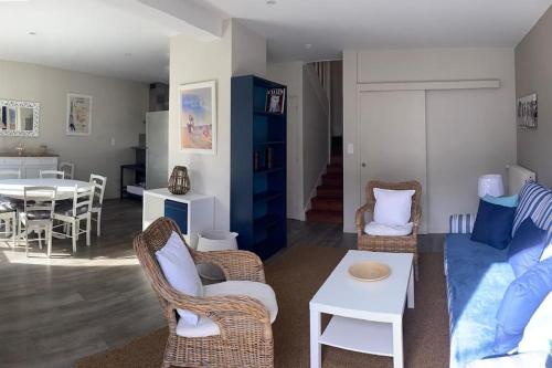 un salon avec un canapé et une table dans l'établissement Bel appartement en plein centre de Cabourg, à Cabourg