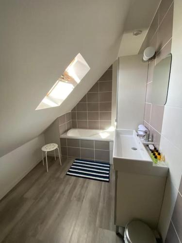 une cuisine avec un escalier, un évier et une table dans l'établissement Bel appartement en plein centre de Cabourg, à Cabourg
