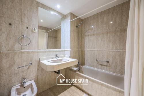 Koupelna v ubytování MyHouseSpain - Con parking junto a IFEMA y Barajas