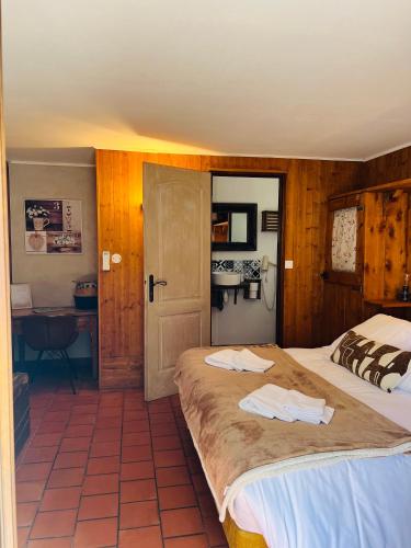 - une chambre avec 2 lits et une salle de bains avec lavabo dans l'établissement Ferme U San Martinu, à Sisco