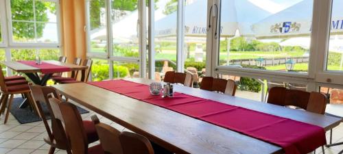 a dining room with a table with a red table cloth at Zur Turmstube in Dossenheim