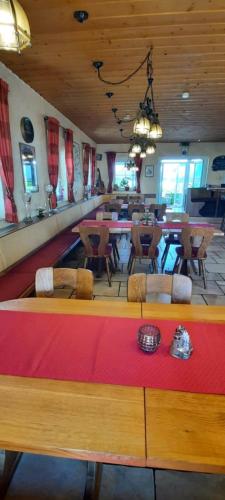 a dining room with a large table and chairs at Zur Turmstube in Dossenheim