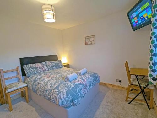 Ένα ή περισσότερα κρεβάτια σε δωμάτιο στο Double Room, Large TV, With Great Transport Links