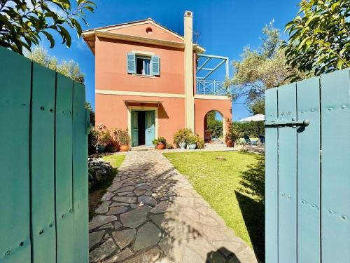 Κήπος έξω από το Beach Villa Simeoni with private pool by DadoVillas