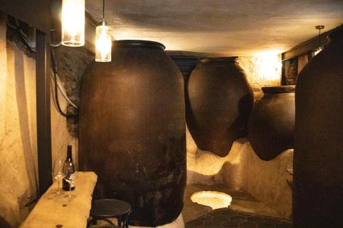 Habitación con 3 jarrones grandes en la pared en La Casita de los Pájaros, en San Martín de Valdeiglesias