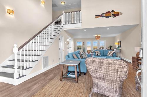 Χώρος καθιστικού στο Clear For Take Off by Oak Island Accommodations