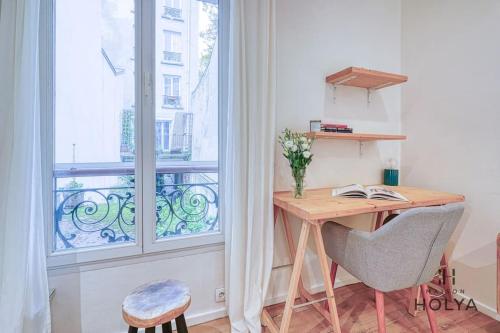 Cette chambre dispose d'un bureau et d'une chaise. dans l'établissement Le Studieux - À Oberkampf - 82B, à Paris