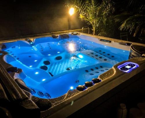Πισίνα στο ή κοντά στο Studio avec jacuzzi