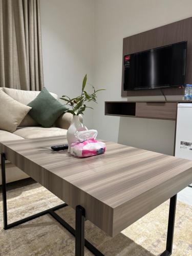 - Mesa de centro en la sala de estar con sofá en شقق طلال الفندقية, en Al Ula